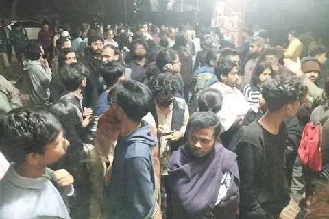 জাবিতে শিক্ষার্থীদের পাল্টাপাল্টি অবস্থান-বিক্ষোভ; নেপথ্যে কী?